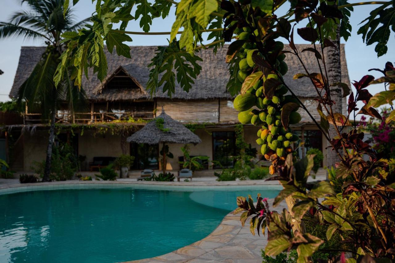 The Garden Hotel Паже Екстериор снимка