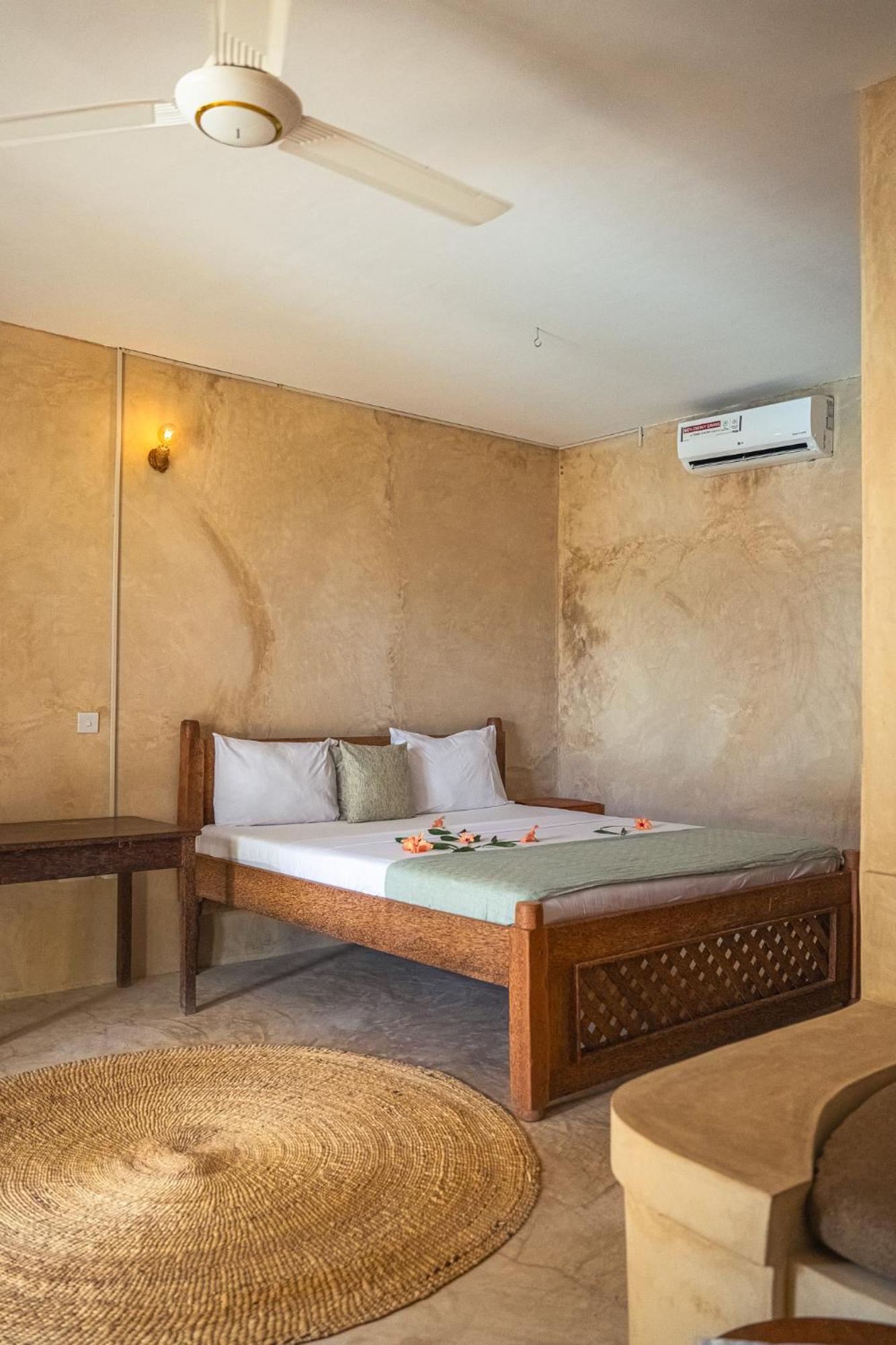 The Garden Hotel Паже Екстериор снимка